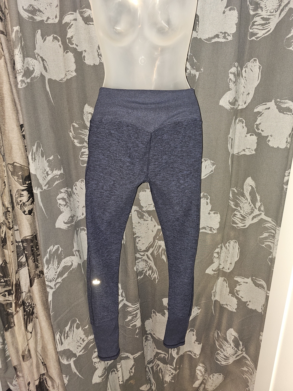 Alo yoga alosoft leggings.                                       3 Pairs - Picture 8 of 13